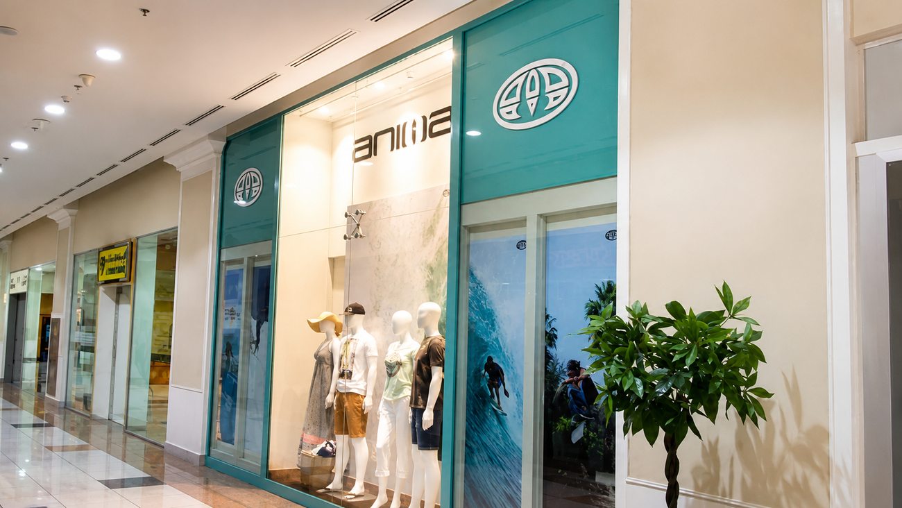 Animal Storefront, Al Wahda Mall Corridor View