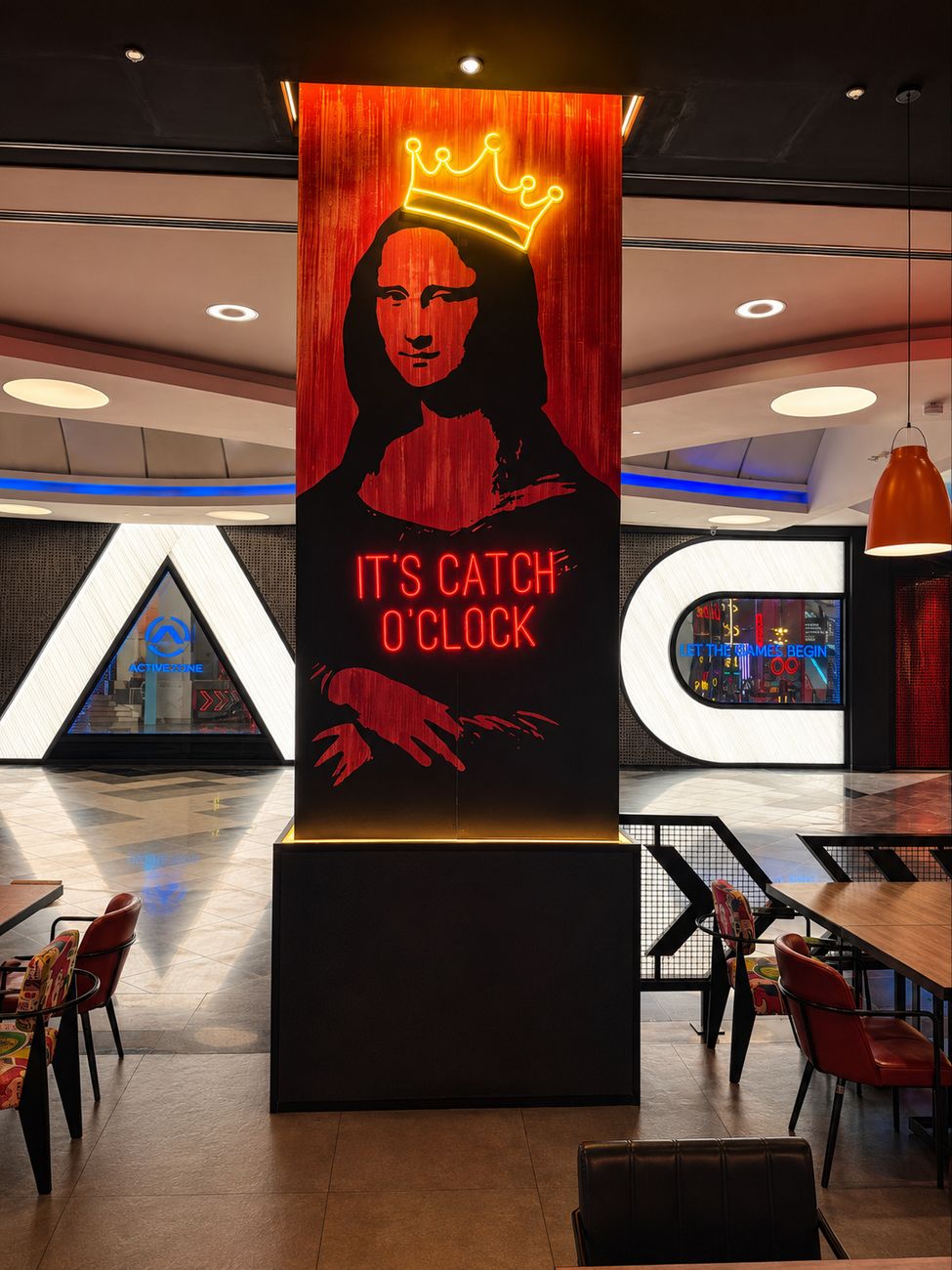Catch 22 feature pillar with Mona Lisa neon art, Mirdiff City Centre