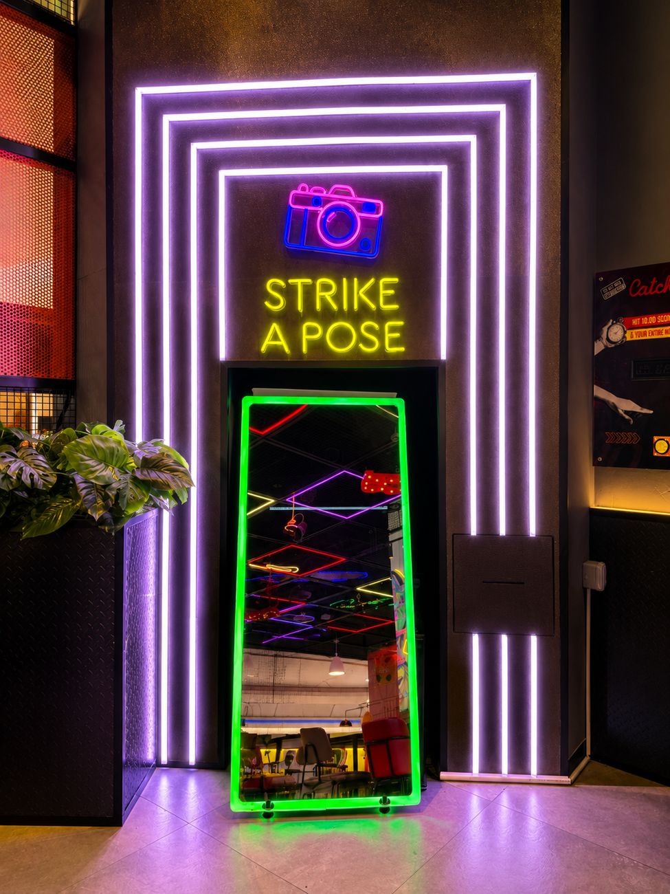 Catch 22 Strike A Pose photo booth mirror, Mirdiff City Centre