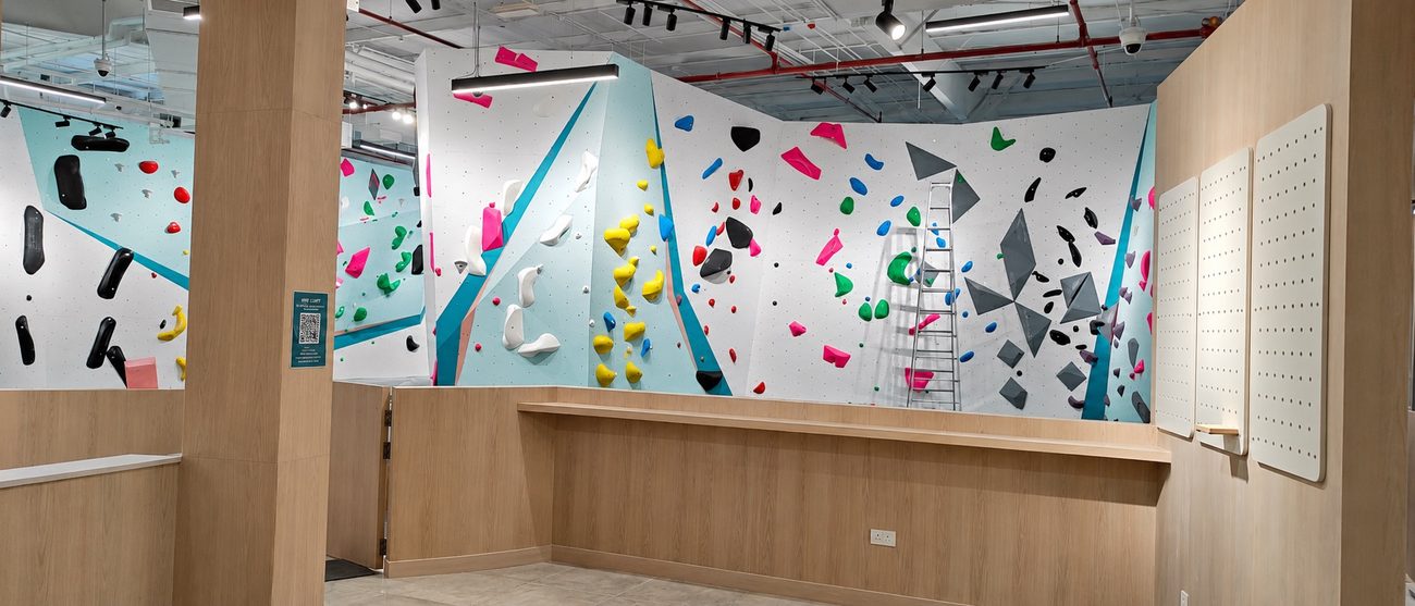 Go Climb Sports Teal Bouldering Wall, Diamond Holds, Wide View, Junction Mall