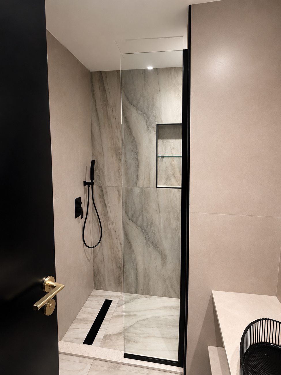 JVT Villa — Walk-In Shower, Black Fittings