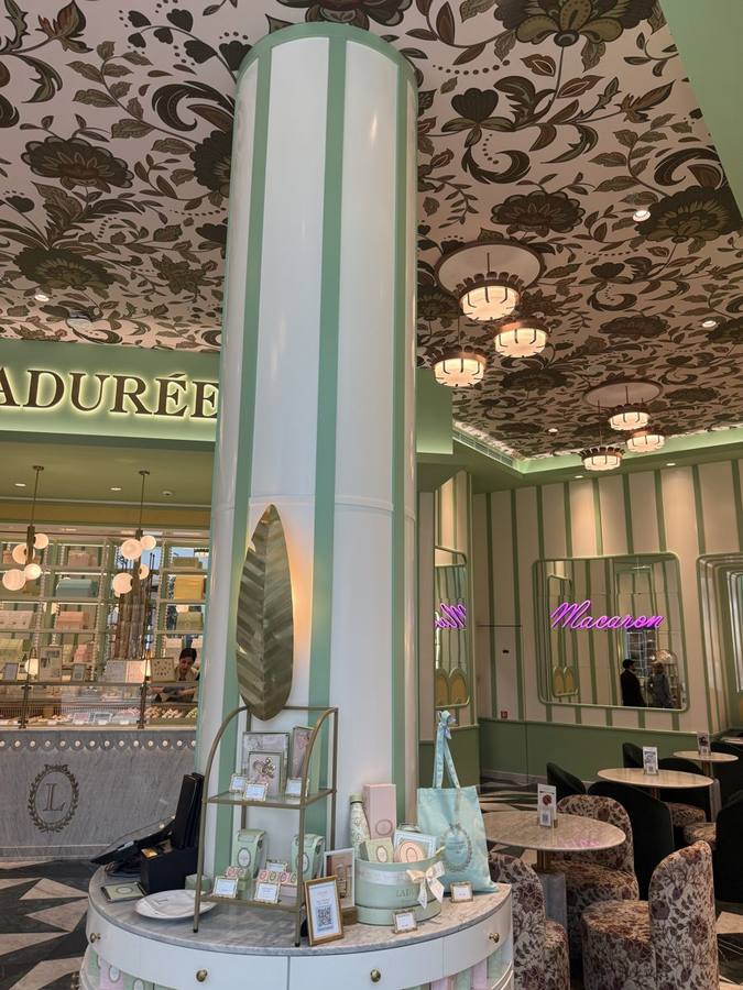 Ladur&eacute;e &mdash; Column Display & Dining Area, Dubai Hills Mall
