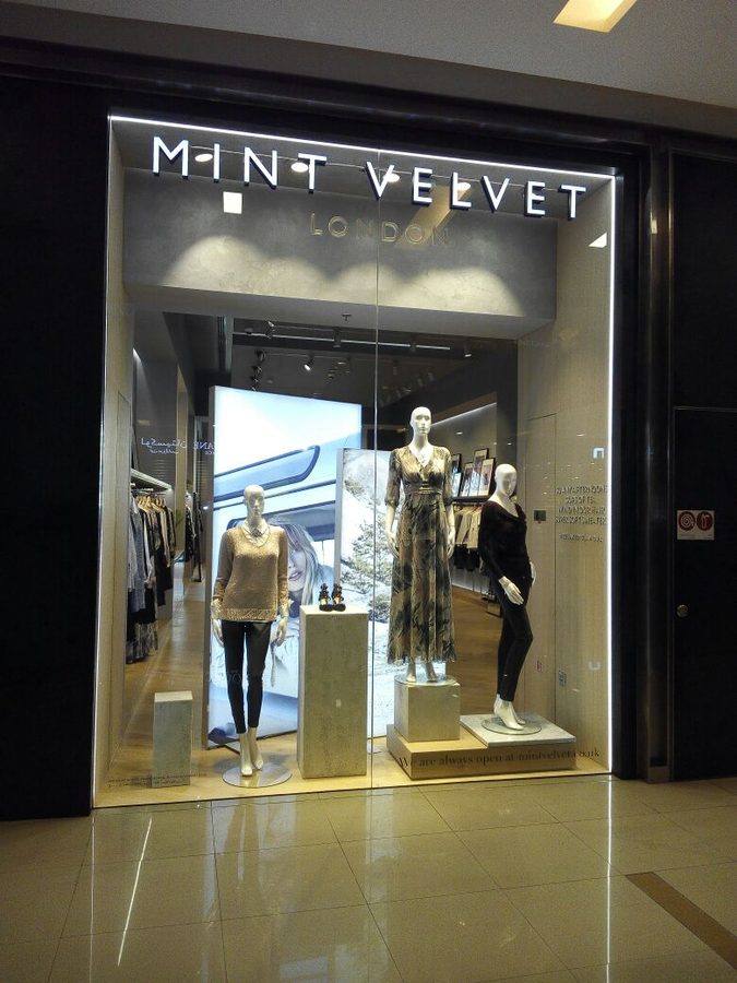 Mint Velvet London Window Display, Dubai Marina Mall