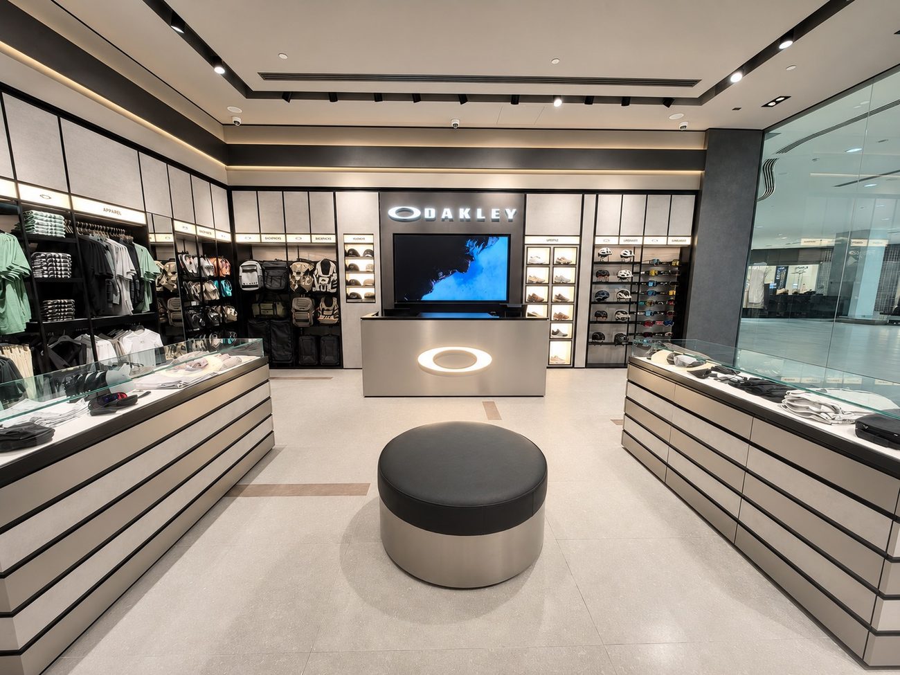 Oakley &mdash; Service Counter, Ring-Logo, Apparel Display, Al Jimi Mall