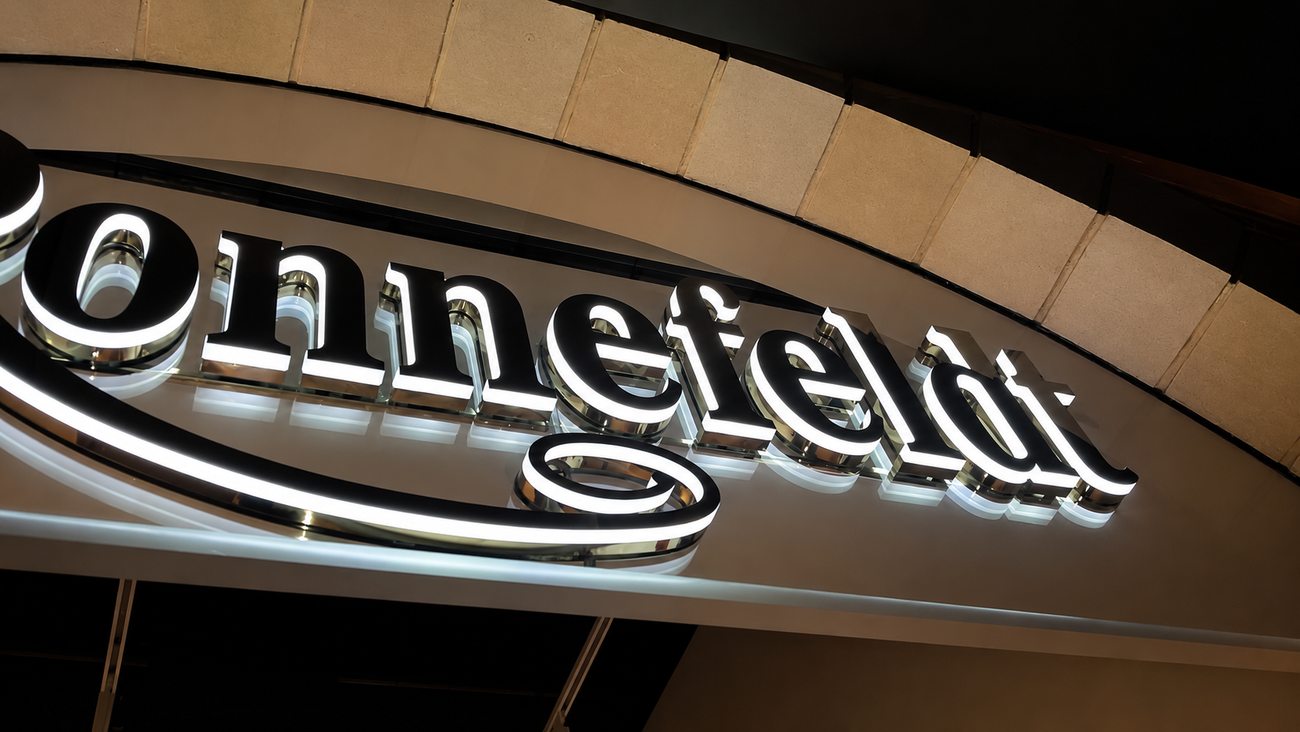 Ronnefeldt illuminated brand signage on the storefront archway, Mercato Mall