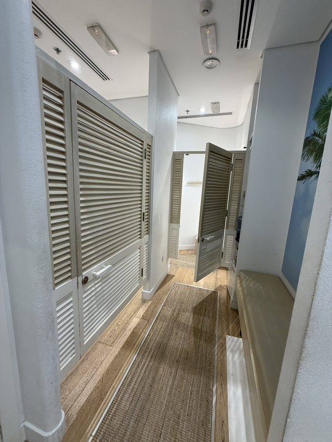 Seafolly Australia Dubai Marina Mall — Fitting Room Corridor