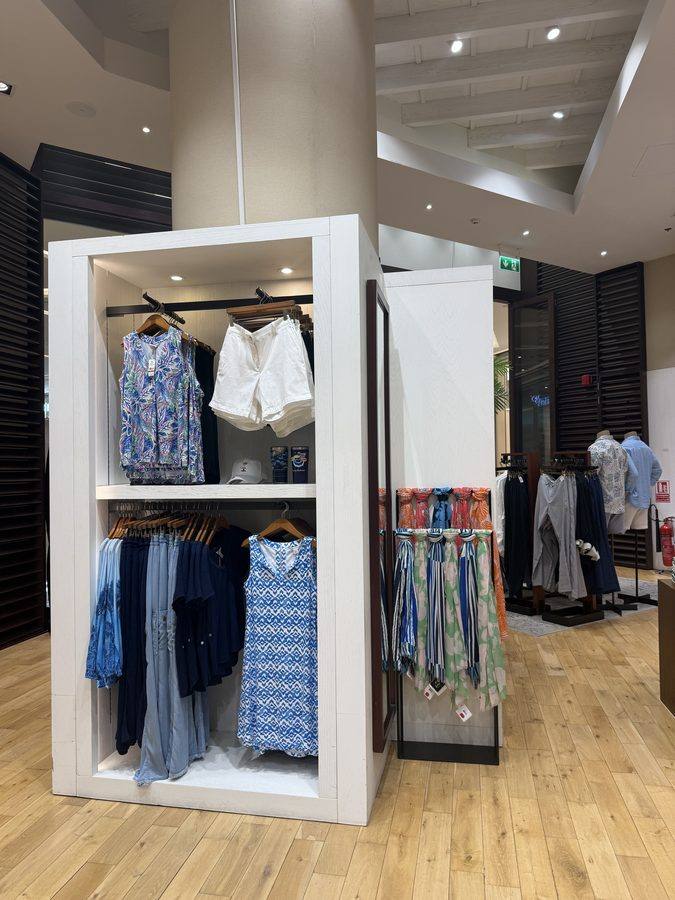 Tommy Bahama Dubai Marina Mall — Accessories Display Column