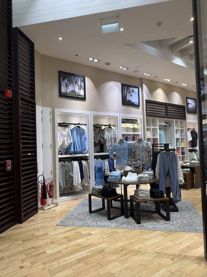 Tommy Bahama Dubai Marina Mall — Central Display Tables