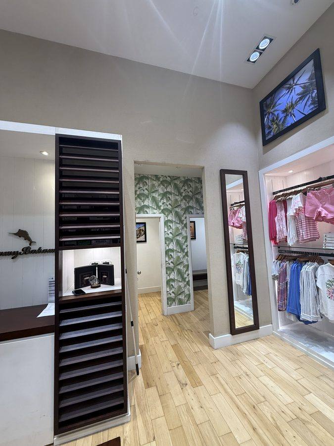 Tommy Bahama Dubai Marina Mall — Fitting Room Corridor