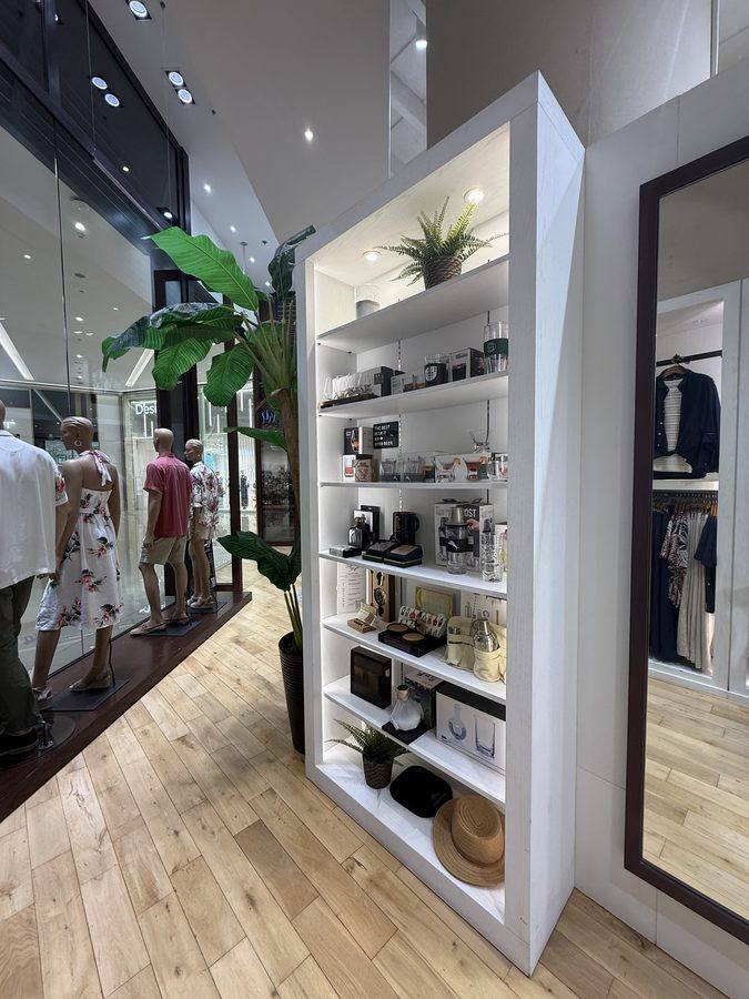 Tommy Bahama Dubai Marina Mall — Gifting & Accessories Display