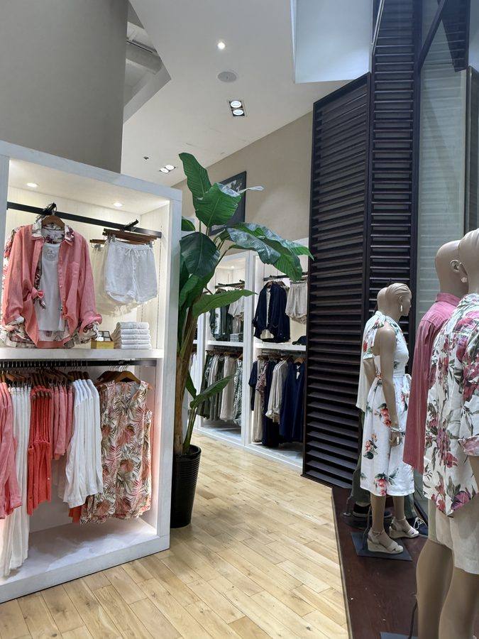 Tommy Bahama Dubai Marina Mall — Resortwear Display