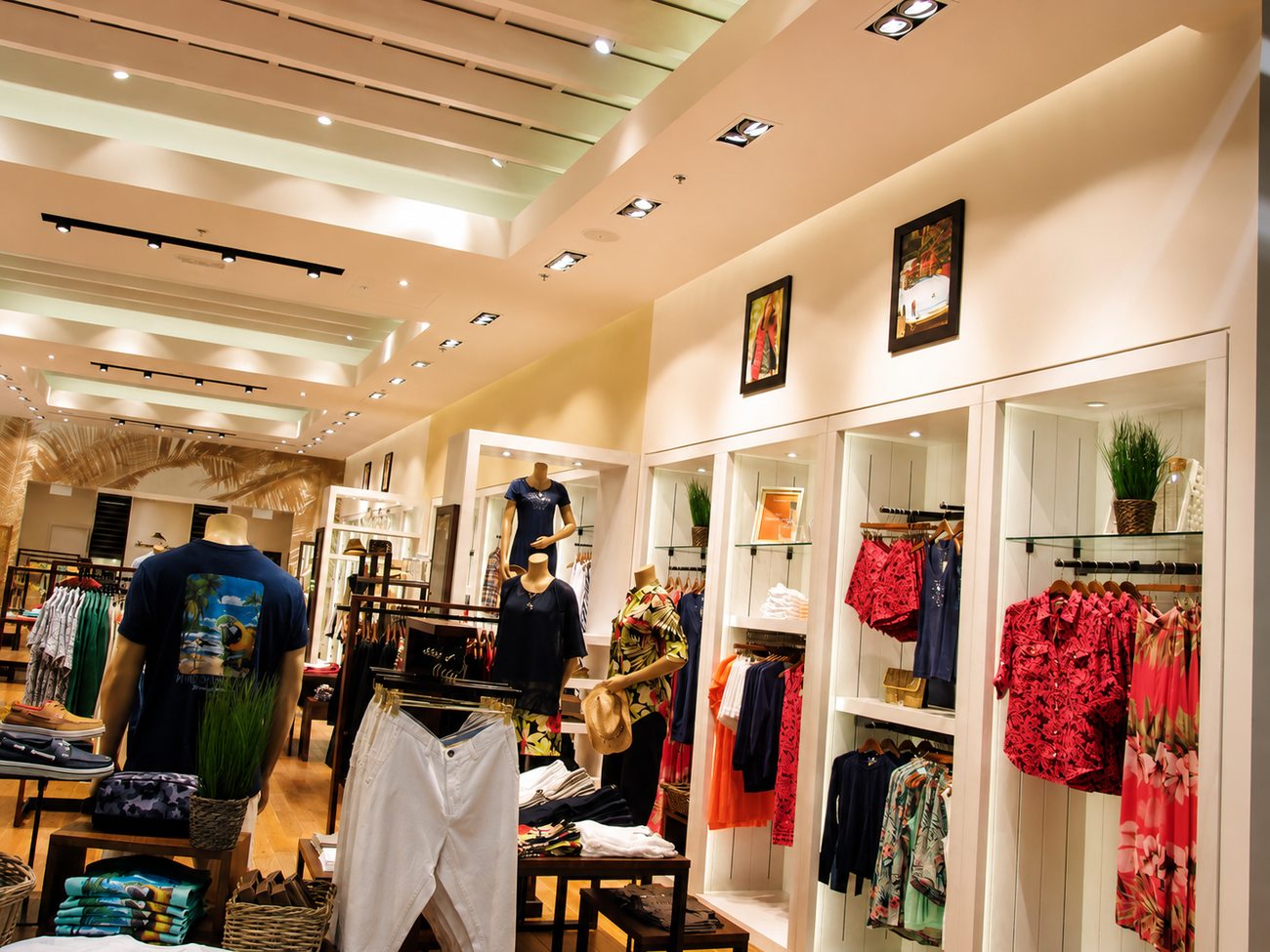 Tommy Bahama Women's Display Wall, Mirdiff City Centre